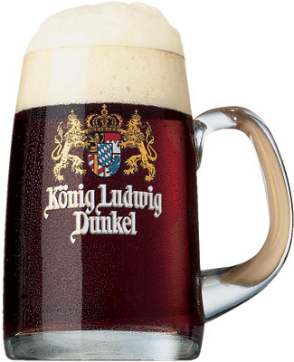 Das Bier König Ludwig Dunkel wird hier als Produktbild gezeigt.