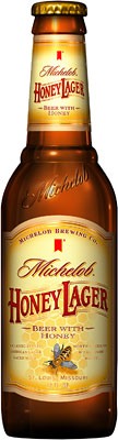 Das Bier Michelob Honey Lager wird hier als Produktbild gezeigt.