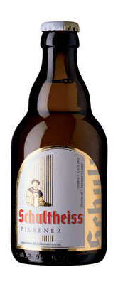 Das Bier Schultheiss Pilsener wird hier als Produktbild gezeigt.